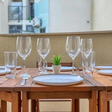 St Pauls Bright With Balcony