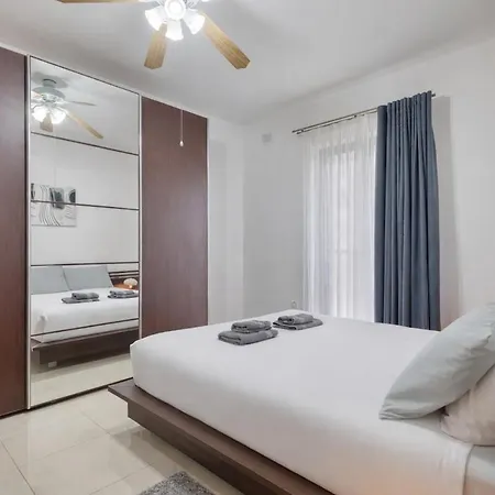 St Pauls Bright With Balcony