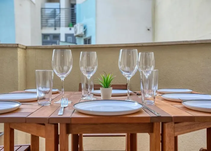 St Pauls Bright With Balcony