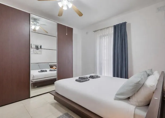 St Pauls Bright With Balcony